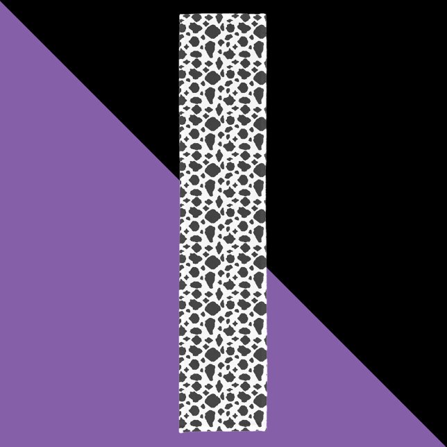 Black and White Cow Print Farmhouse Kurzer Tischläufer (A table runner with a black and white cow pattern)