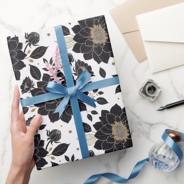 Black and White Dahlia with Gold Accents Pattern Geschenkpapier (Schenken)