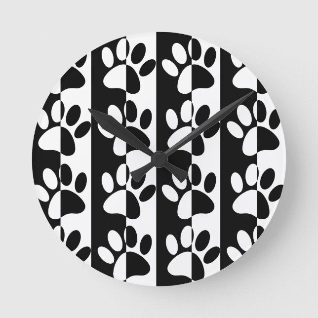 Black And White Dog Paws And Stripes Runde Wanduhr (Vorderseite)