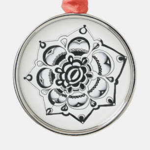 Black and White Floral Symmetry Ornament Aus Metall