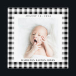 Black and White Gingham Karo Baby Birthdate Magnet<br><div class="desc">Grafischer und kühn schwarz-weißer Gingham-Karo ist ein charmanter Weg,  um das Foto eines neuen Babys zu rahmen und die Ankunft mit einem quadratischen Magneten mit dem Namen und Geburtstag zu feiern. Machen Sie diesen Baby-Magneten für einen neuen Elternteil,  Großeltern und Familie oder Freunde.</div>
