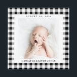 Black and White Gingham Karo Baby Birthdate Magnet<br><div class="desc">Grafischer und kühn schwarz-weißer Gingham-Karo ist ein charmanter Weg,  um das Foto eines neuen Babys zu rahmen und die Ankunft mit einem quadratischen Magneten mit dem Namen und Geburtstag zu feiern. Machen Sie diesen Baby-Magneten für einen neuen Elternteil,  Großeltern und Familie oder Freunde.</div>