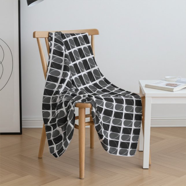 Black and White Half Heart Modern Fine Art Fleecedecke (Von Creator hochgeladen)