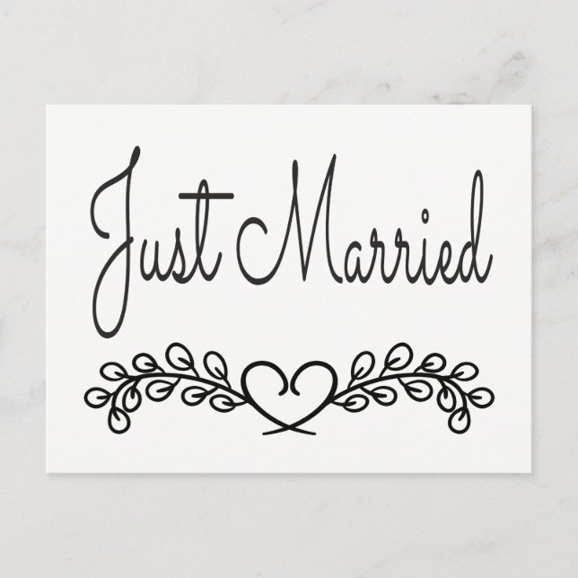 Black and White Just Married Heart Laurel Hochzeit Ankündigungspostkarte (Vorderseite)