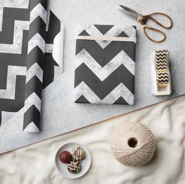 Black and white Rustic Chevron pattern Geschenkpapier (Kunsthandwerk)