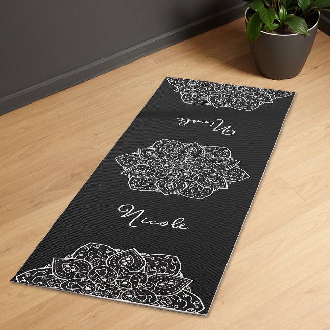 Black And White Stylish Mandala With Custom Name Yogamatte (Von Creator hochgeladen)