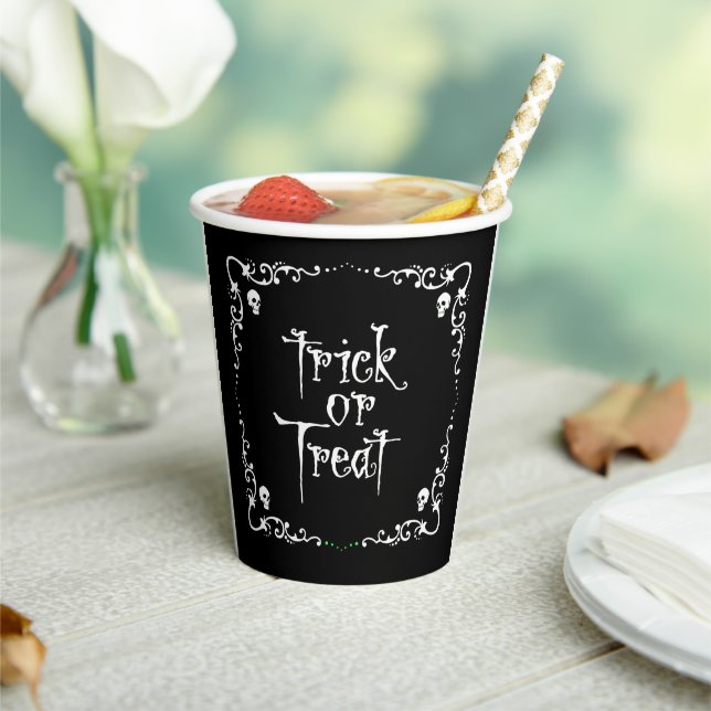 Black and White Trick or Treat  Pappbecher (In Situ)