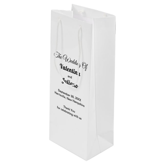 Black and White Wedding Wine Gift Bag Geschenktüte Für Weinflaschen (Vorderseite Schrägansicht)