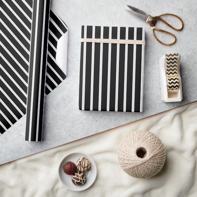 black and white with black pinstripes  geschenkpapier (Kunsthandwerk)