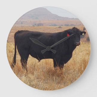Black Angus Steer Grazing with its Herd Große Wanduhr