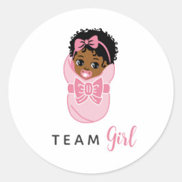 Black Baby Girl in Pink Blanket Gender Reveal Runder Aufkleber