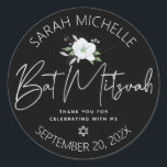 Black Bat Mitzvah Silver Script Floral Watercolor Runder Aufkleber<br><div class="desc">Seien Sie stolz, freuen Sie sich und feiern Sie diesen Meilenstein Ihres Lieblings-Bat Mitzvah, wenn Sie diesen raffinierten, personalisierten Aufkleber verwenden! Eine schicke, atemberaubende, weiße und Imitate silberne Glitzer florale Aquarell, Imitate silberne Folie handgeschriebene Drehbuch und Star of David, sowie weiße Sans Serif Typografie überlagern einen dramatischen schwarzen Hintergrund. Personalisieren...</div>