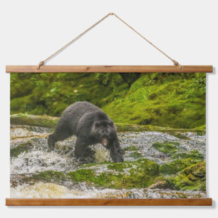 Black Bear Fishing Qua Creek British Columbia Wandteppich Mit Holzrahmen