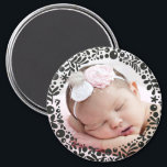 Black Berry Gerahmt Baby Foto Magnet<br><div class="desc">Ein Kreis hübscher,  grafischer Blumenbeeren und Blätter umrahmt Ihr Lieblings-Foto,  um einen perfekten Sake zu kreieren oder Eltern und Großeltern zu schenken.</div>