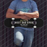 Black Best Vater je Typografie Vatertag Skateboard<br><div class="desc">Black Best Vater je Typografie Vatertag Skateboard. Trendy Typografie auf schwarzem Hintergrund. Fügen Sie Ihre Namen hinzu. Dieses moderne und personalisierte Skateboard ist ein Geschenk für einen Vater am Vatertag,  Geburtstag oder Weihnachten und ein süßer Sake.</div>