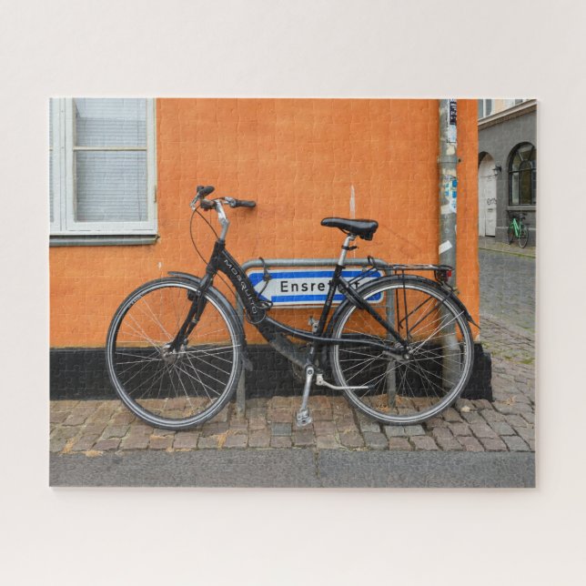 Black Bicycle Against Orange Wall, Aarhus, Dänemar (Horizontal)