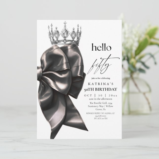 Black Bow 50th Birthday Einladung (Stehend Vorderseite)