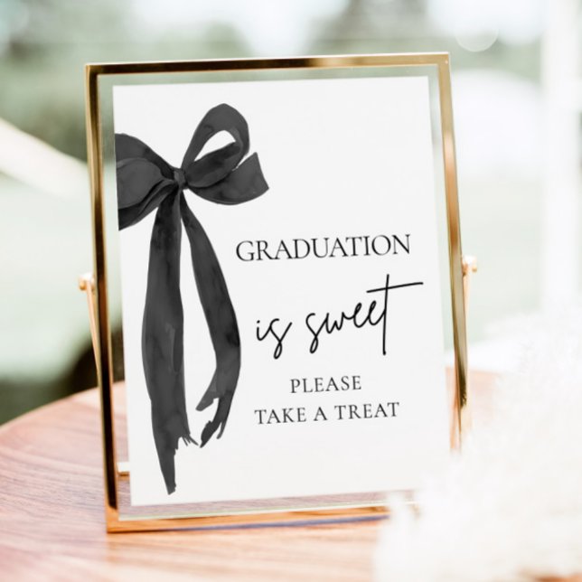 Black Bow Abschluss ist süß Bitte nehmen Sie eine  Poster (Von Creator hochgeladen)