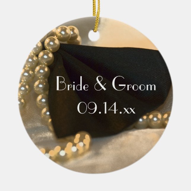 Black Bow Krawatte und White Pearls Hochzeit Keramik Ornament (Vorne)