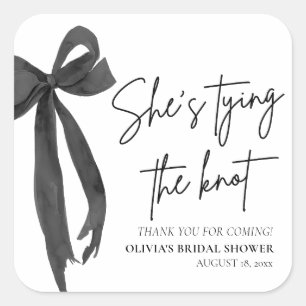 Black Bow She's Tying the Knot Brautparty Quadratischer Aufkleber