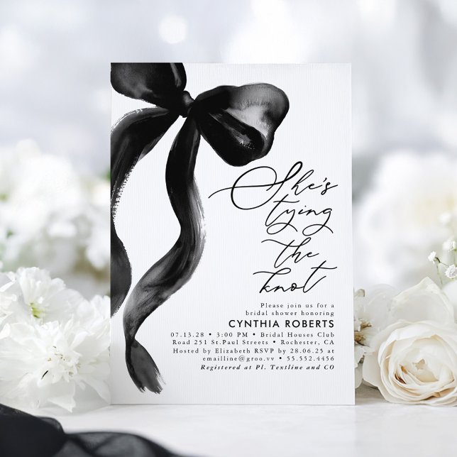 Black Bow She's Tying the Knot Bridal Shower Einladung (Black Ribbon Bow Bridal Shower Invitation)