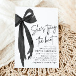 Black Bow Sie bindet das Brautparty des Knotens Einladung<br><div class="desc">Die "Black Bow She's Tying the Knot Bridal Shower Invitation" strahlt Eleganz und Eleganz aus und schafft den perfekten Ton für ein unvergessliches Fest. Diese Einladung, die mit einem eleganten schwarzen Bogen-Design versehen ist, symbolisiert wunderbar das Bräunen des Knotens. Das minimalistische und dennoch stilvolle Design vermitteln Aufmerksamkeit und ein Gefühl...</div>