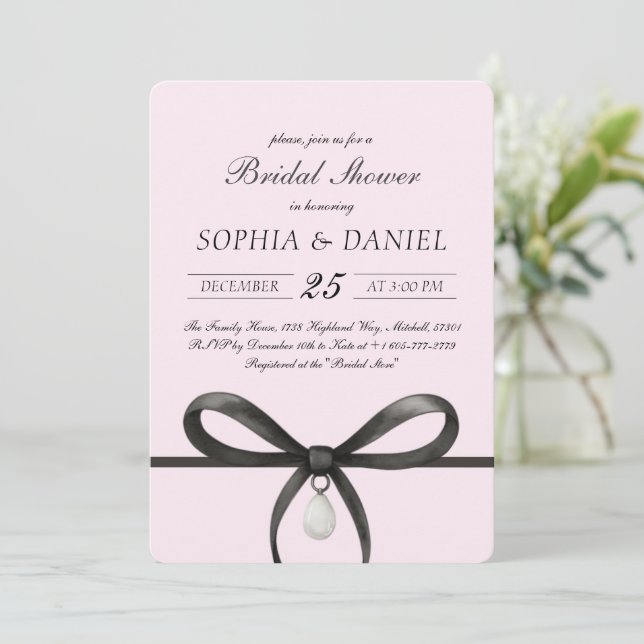 Black Bow With Pearl Old Money Style Bridal Shower Einladung (Stehend Vorderseite)