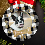 Black Buffalo Kariert Pattern Gold Bow Family Foto Ornament Aus Metall<br><div class="desc">Fügen Sie Ihrem Weihnachtsbaum einen gemütlichen und warmen Charme hinzu,  mit unserem Metallschmuck aus dem Foto Pet mit einem gemütlichen und warmen,  schwarz-weißen Büffel-karierten Muster-Hintergrund. Circle Foto Rahmen mit einem festlichen Imitat goldener Bogen und Knochen. Passen Sie Ihren Haustiernamen und Ihr Foto an. Von Moodthology Papery entworfen</div>