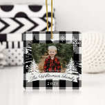 Black Buffalo Kariert Rustic Pine Tree Family Foto Keramikornament<br><div class="desc">Rustikaler Bauernhof frische Weihnachtsbäume Familie Foto halten Sake-Ornament. Das Ornament kann mit dem Familiennamen,  dem Jahr und dem Foto angepasst werden. Schwarzes Schachbrett karierter Hintergrund mit rustikalen Kiefern und Schneeflocken. Der Familienname wird in einem weißen Banner angezeigt. Kunst von Moodthology Papery.</div>