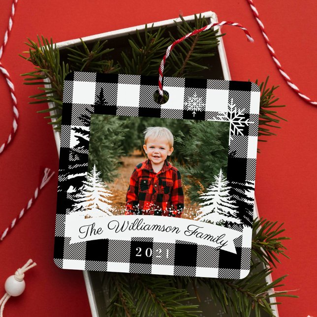 Black Buffalo Kariert Rustic Pine Trees Family Fot Ornament Aus Metall (Black Buffalo Plaid Rustic Pine Trees Family Photo Metal Ornament)