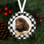 Black Buffalo Kariertes Puppy Dog Foto Ornament<br><div class="desc">Spielen Sie Ihre Lieblingstiere auf Ihrem Weihnachtsbaum! Dieses festliche Ornament verfügt über ein beliebtes Foto Ihres Hundes (oder eines anderen Haustieres) mit einem bräunlichen Knochenschild, das mit einem Namen und einem stilvollen schwarz-weißen Buffalo-Karo mit kariertem gemustertem Hintergrund personalisiert werden kann. Tipp: Zuschneiden Sie Ihr Foto in ein quadratisches Format, bevor...</div>