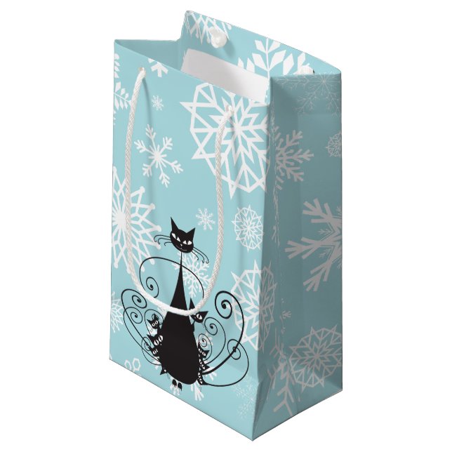 Black Cat Family Weiße Schneeflocken auf Blue Gift Kleine Geschenktüte (Vorderseite Schrägansicht)