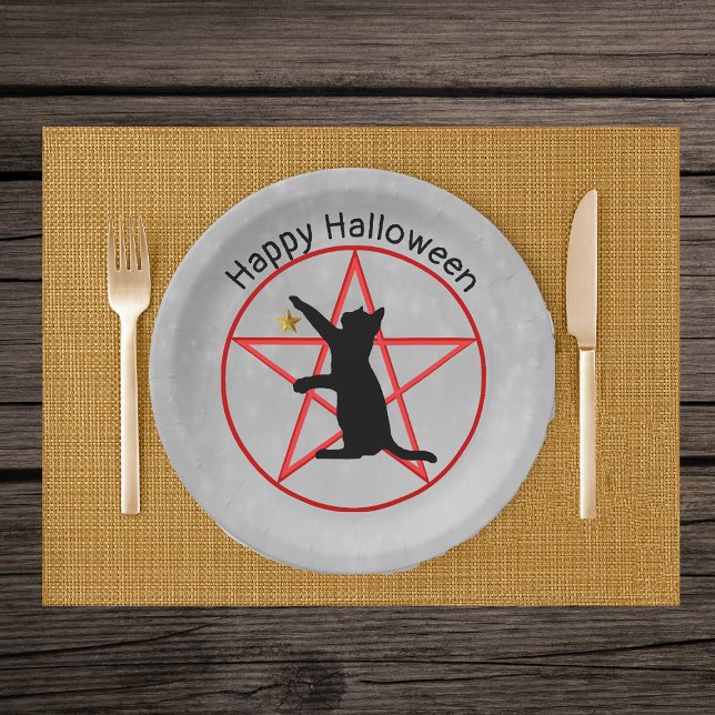 Black Cat Gold Star Rot Pentagramm Halloween Pappteller (Happy Halloween black cat with gold star on red circle with pentagram inside on grey paper plates.)
