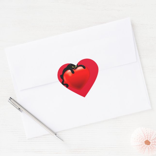Black Cat Lay auf Red Heart Envelope Herz-Aufkleber (Umschlag)