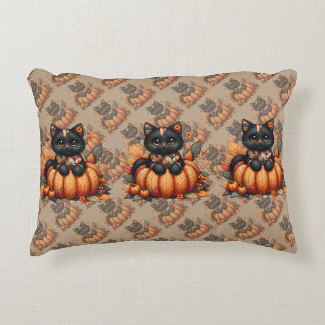 Black Cat on Pumpkin mit Herbst Quilt Muster Dekokissen (Vorderseite)