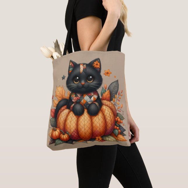 Black Cat on Pumpkin mit Herbst Quilt Muster Tasche (Von Nahem)