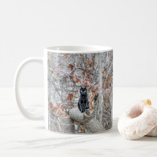 Black Cat Sitting Outdoors Kaffeetasse (Mit Donut)
