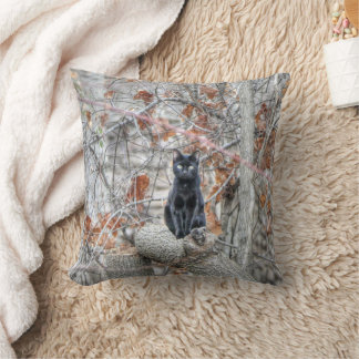 Black Cat Sitting Outdoors Kissen