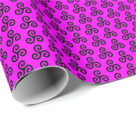 Black Celtic Triple Spiral Triskele auf Pink Geschenkpapier