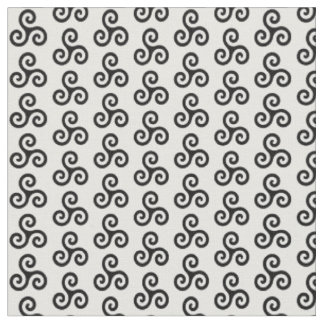Black Celtic Triple Spiral Triskele auf Weiß Stoff