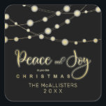 Black Christmas Light Peace & Joy Whimsical Script Quadratischer Aufkleber<br><div class="desc">Black Christmas Lights Peace & Joy Whimsical Script Quote Square Sticker. Dieses Filialdesign und das Weihnachtsangebot verleihen jedem Element Ihres ersten Weihnachtsabends einen leicht rustikalen Look. WICHTIGER HINWEIS: Dieses Design ist Teil einer Sammlung und hat andere koordinierte Elemente, die Sie in meinem Geschäft finden können. Manchmal kann es schwierig sein,...</div>