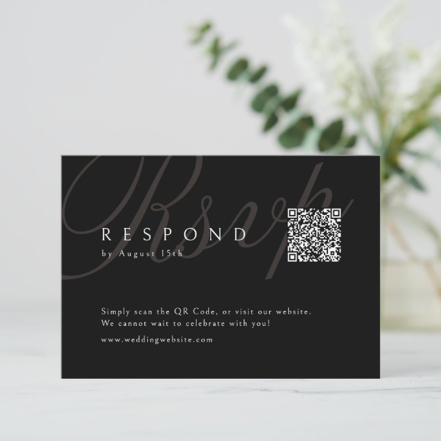 Black Classic Elegant Calligraphy Wedding QR Code RSVP Karte (Stehend Vorderseite)