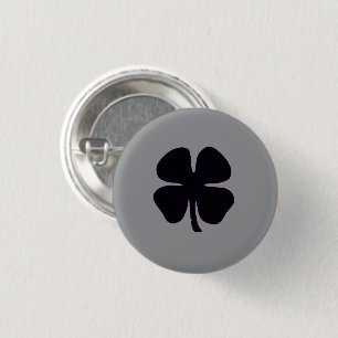 Black Clover grauer kleiner Knopf Button