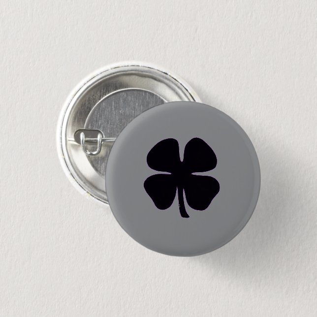Black Clover grauer kleiner Knopf Button (Vorne & Hinten)