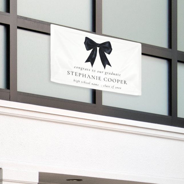 Black Coquette Bow Glückwunsch zum Grad Abschluss Banner (Äußeres Gebäude)