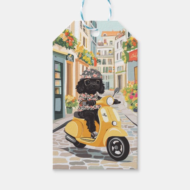 Black Doodle Riding Scooter European City Streets Geschenkanhänger (Vorderseite)