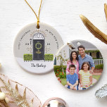 Black Door First Christmas in Our New Zuhause Keramik Ornament<br><div class="desc">Feiern Sie Ihr erstes Weihnachtsfest in Ihrer neuen Zuhause mit diesem hübschen, individuellen Urlaubssornament mit einer handgezeichneten, schwarzen Vordertür-Illustration, geschmückt mit einem Urlaubskrez. Personalisieren Sie die Tür mit Ihrer Hausnummer, dann fügen Sie das Jahr und Ihren Familiennamen. Vervollständigen Sie das Design mit einem Foto Ihres neuen Wohnsitzes auf der Rückseite....</div>