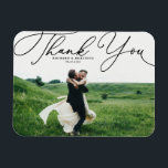 Black Elegant handgeschriebenes Script-Foto Hochze Magnet<br><div class="desc">Feiern Sie Ihre Liebe und zeigen Sie Dankbarkeit mit unserem personalisierbaren Foto Hochzeit danke Ihnen Magnet! Dieser einzigartige Sake ist perfekt, um Ihre Lieben an Ihren besonderen Tag zu erinnern und gleichzeitig Ihren herzlichen Dank in einer denkwürdigen Weise auszudrücken. Es verfügt über ein elegantes weißes Skript. Personalisieren Sie Ihre Fotos...</div>