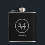 Black elegante Wedding Monogram Trauzeuge Flachmann<br><div class="desc">Erhöhen Sie den Toast mit zeitloser Eleganz: Black Elegant Wedding Monogram Trauzeuge Flask. Die Black Elegant Wedding Monogram Trauzeuge Flask - ein Symbol für raffinierten Geschmack und Kameradschaft, das sorgfältig darauf ausgelegt ist, die besonderen Momente Ihres Hochzeitstages zu verbessern. Diese Flasche verkörpert das Wesen der klassischen Eleganz, die mit einem...</div>