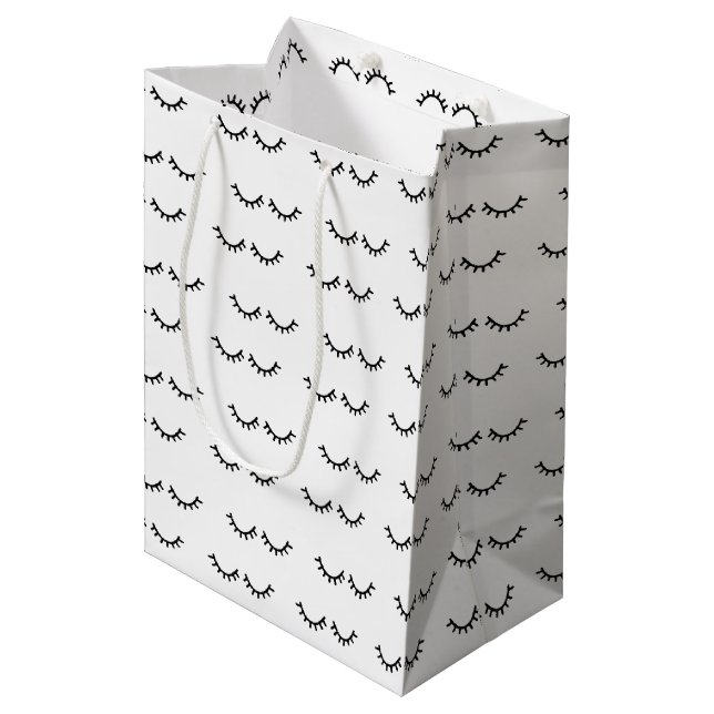 Black Eyelashes Mittlere Geschenktüte (Vorderseite Schrägansicht)